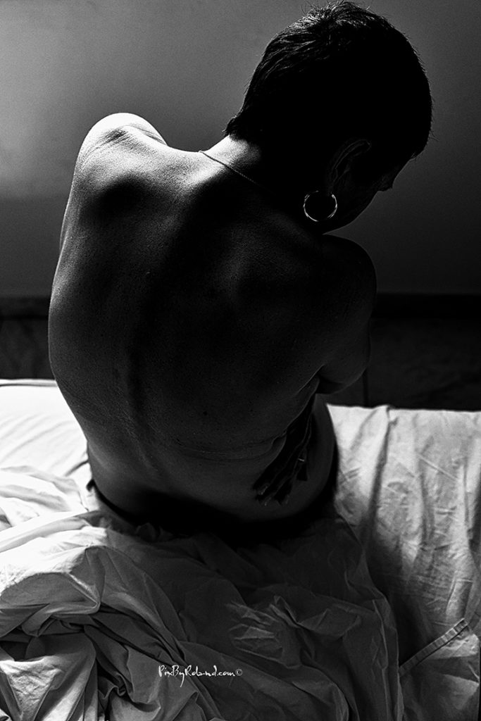 femme nue sur son lit