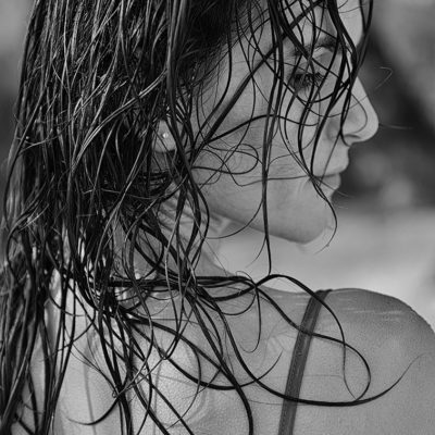 jeune femme aux cheveux mouillés après l'averse