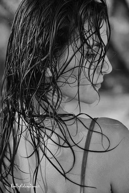 jeune femme aux cheveux mouillés après l'averse