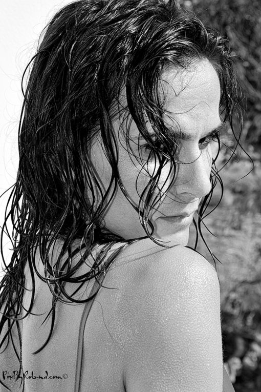 Jeune femme les cheveux et le corps mouillés après une averse