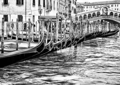 Je suis gondolier de Venise Mon pays n'a que des beaux jours. Ma gondole fuit sous la brise. Et les flots bercent nos amours.